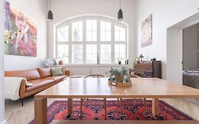 Stunning Loft With Lake View & Free Garage Parking